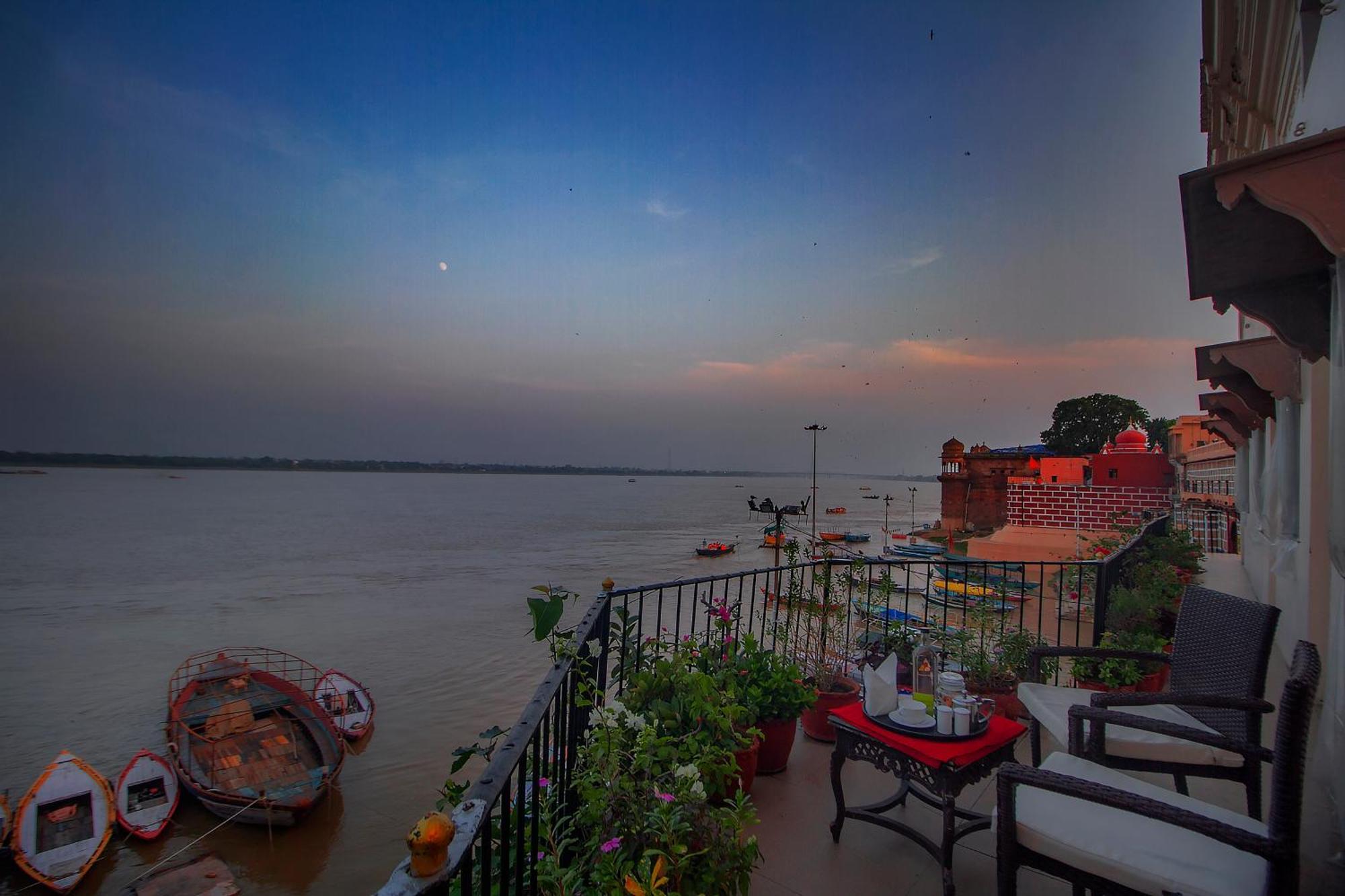 Amritara Suryauday Haveli Hotel Varanasi Bagian luar foto