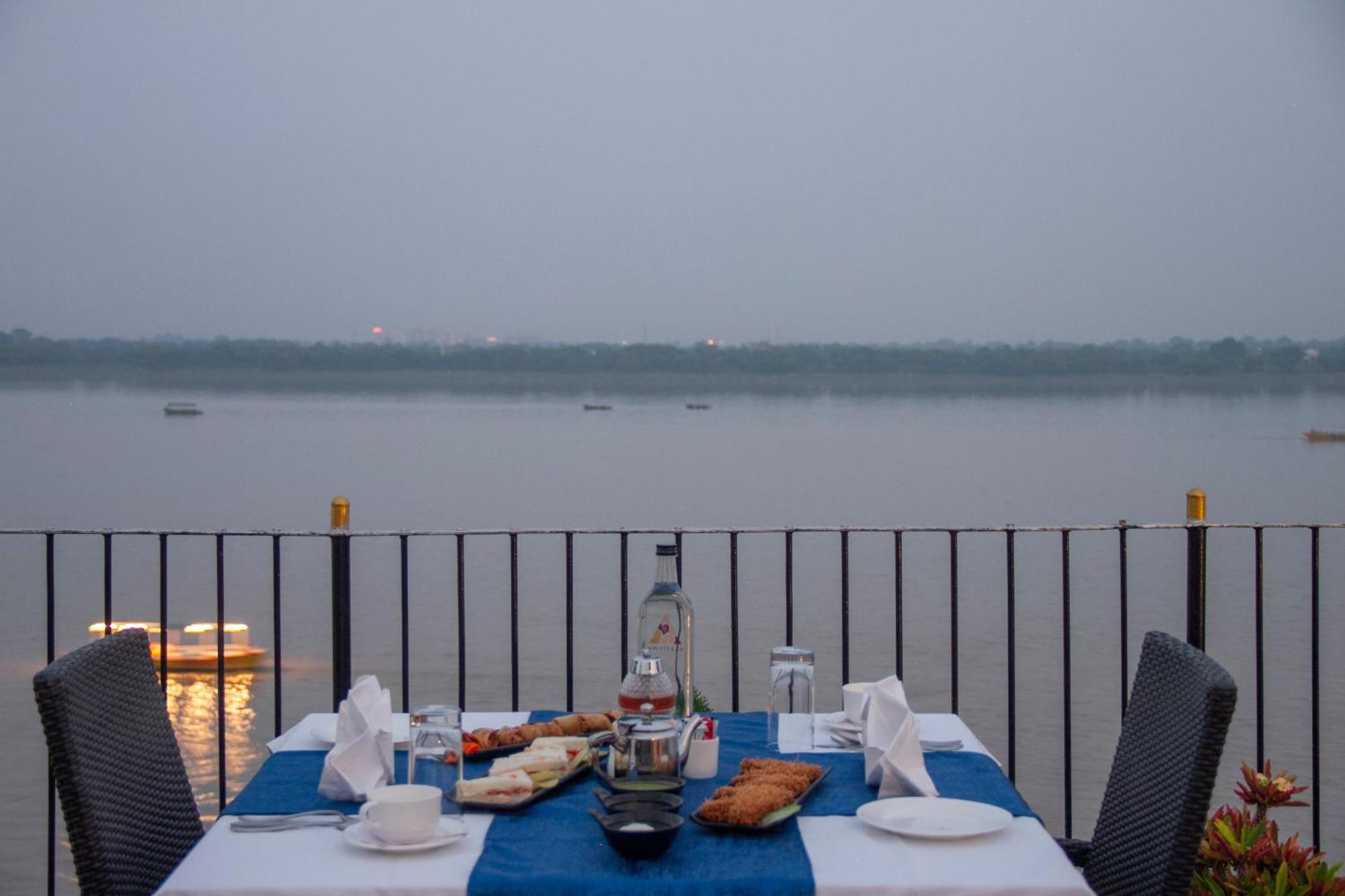 Amritara Suryauday Haveli Hotel Varanasi Bagian luar foto